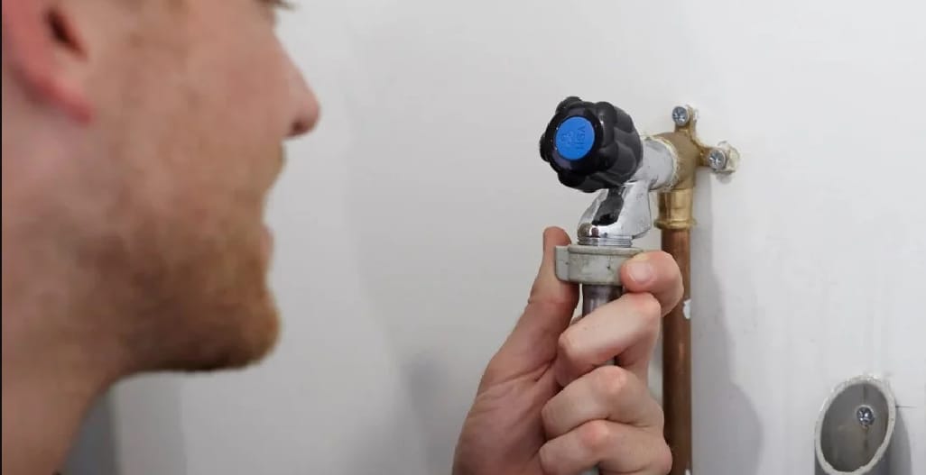 Draai de watertoevoer dicht Waterkraan controleren