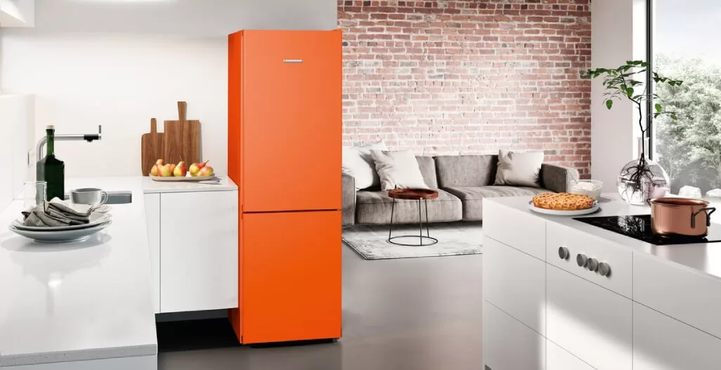 Oranje koel-vriescombinatie in moderne keuken