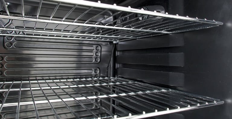 Binnenkant drank koelkast roosters