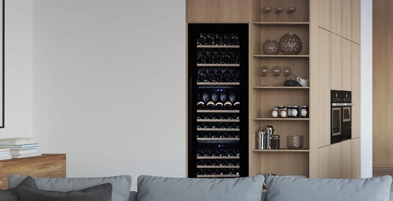Zwarte wijnkoelkast 3 zones ingebouwd in de muur van de woonkamer
