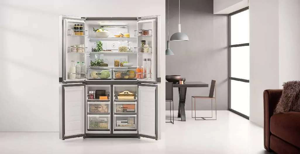 Een Whirlpool 594 liter French Door koelkast met vriezer geopend in een woonkeuken.